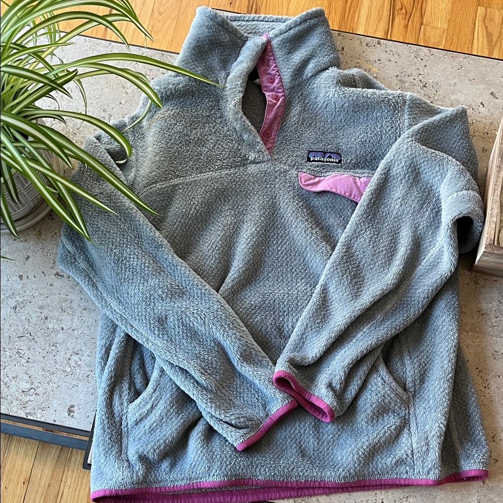 Patagonia Women's V-Neck Sweater in Gray and Pink